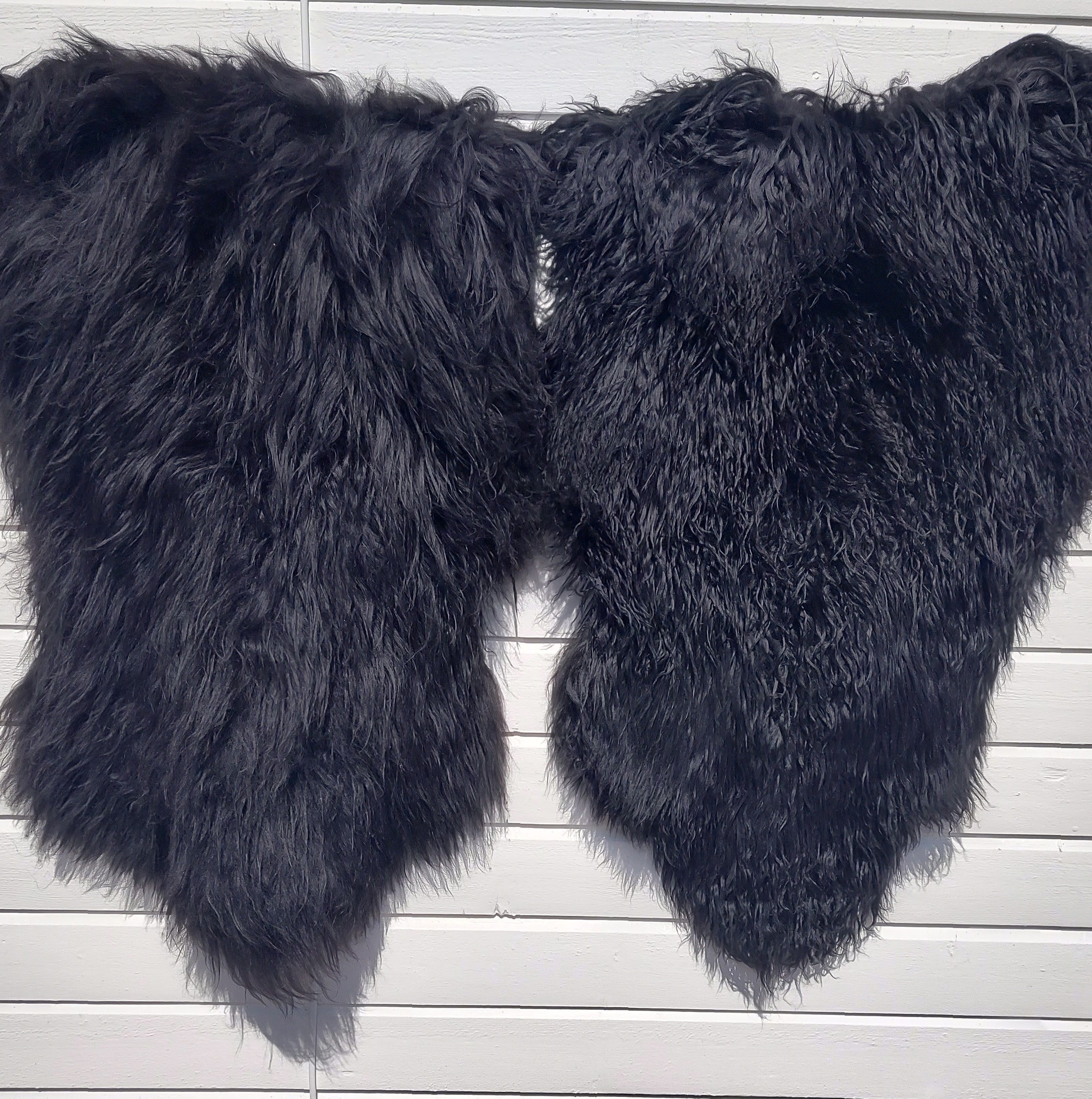 2 stk sorte langhåret skinn fra Island -str. XXL  (125-130cm)-Gratis frakt.