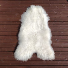 Last inn bildet i Galleri-visningsprogrammet, 2 stk  hvite langhårete skinn fra Island.  Str. XL (125-130cm)-Gratis frakt.
